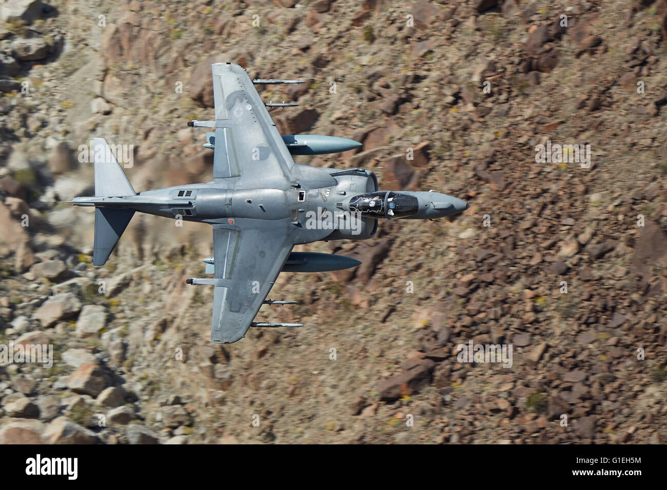 Estados Unidos Marine Corps AV-8B Harrier II, volviendo difícil como moscas baja a través de un cañón del desierto en el desierto de Mojave, en California, Estados Unidos. Foto de stock
