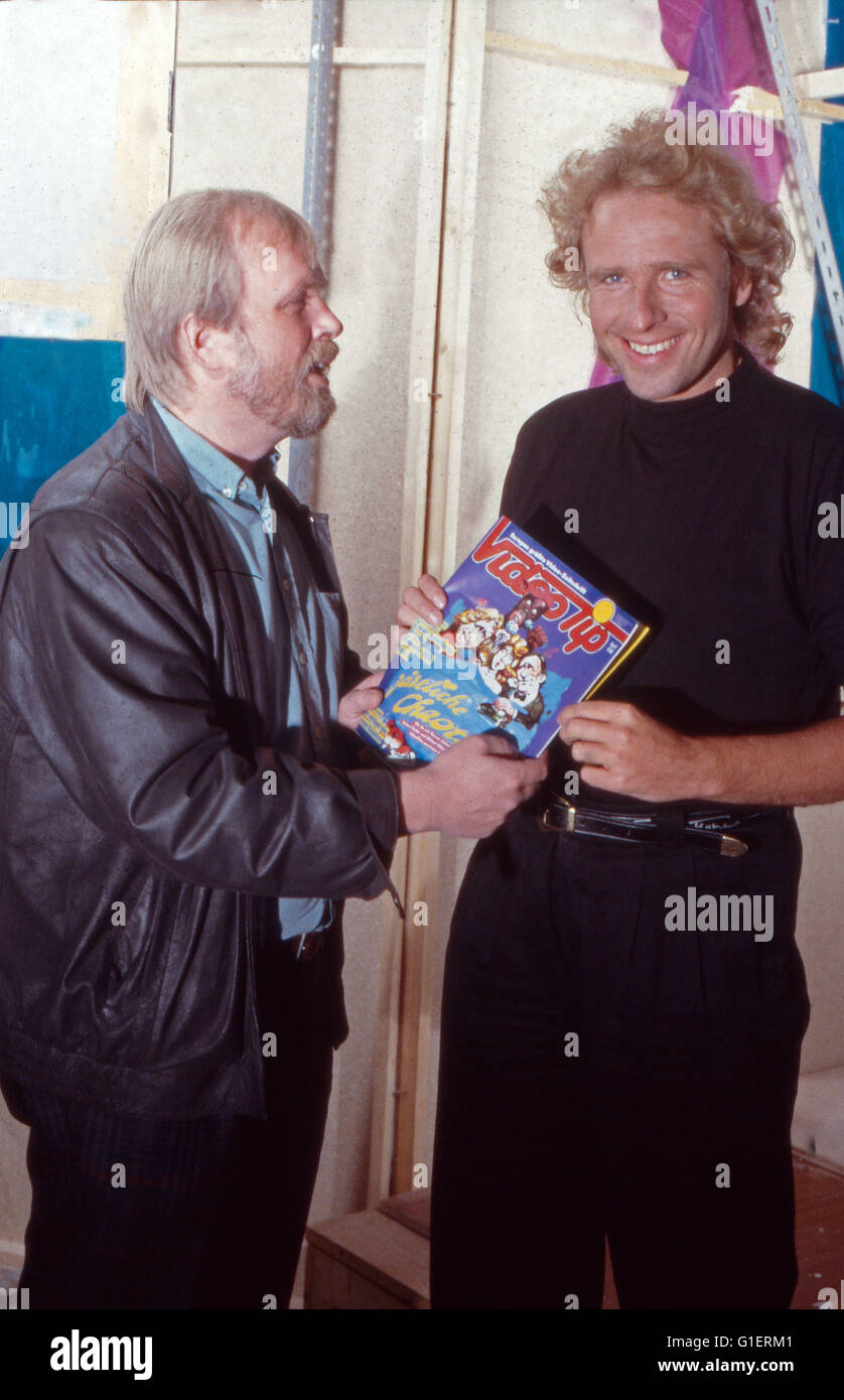 Der deutsche Schauspieler und Moderador Thomas Gottschalk (rechts), Deutschland 1980er Jahre. Actor y presentador de televisión alemán Thomas Gottschalk (derecha), Alemania 1980. Foto de stock