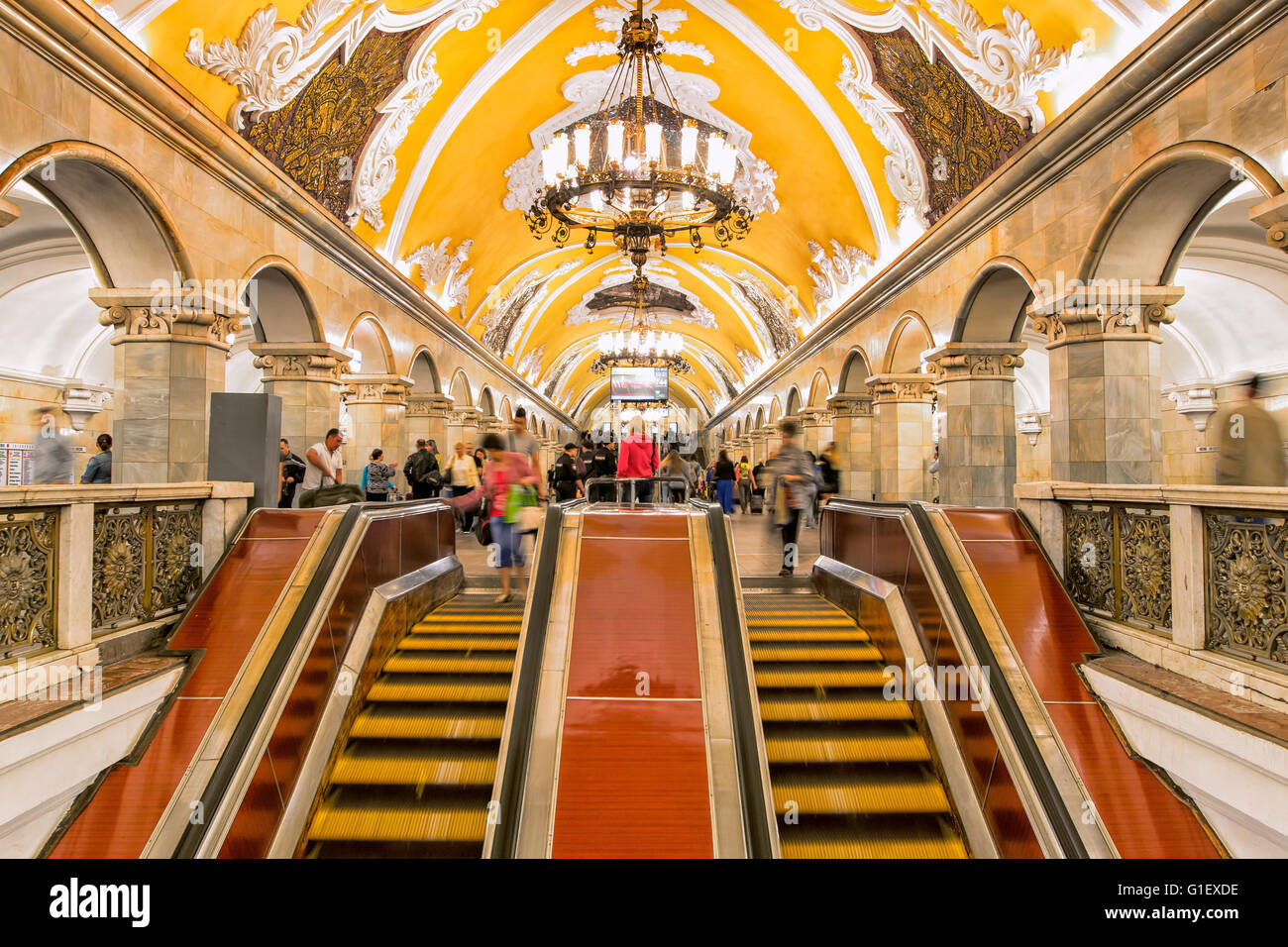 La estación de metro Komsomolskaya en Moscú Foto de stock