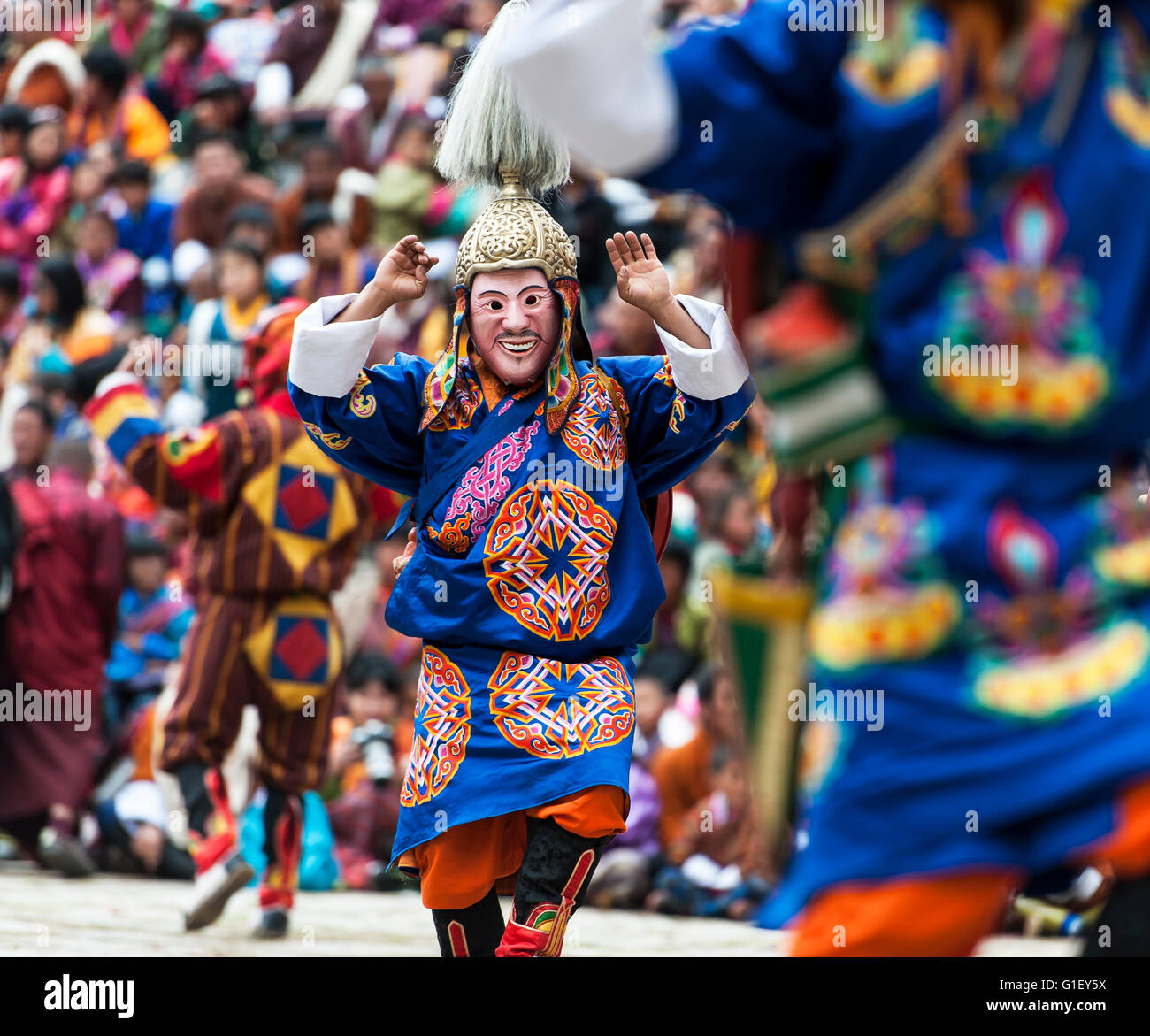 Bailarines rindiendo al Paro festival religioso Bhután Foto de stock