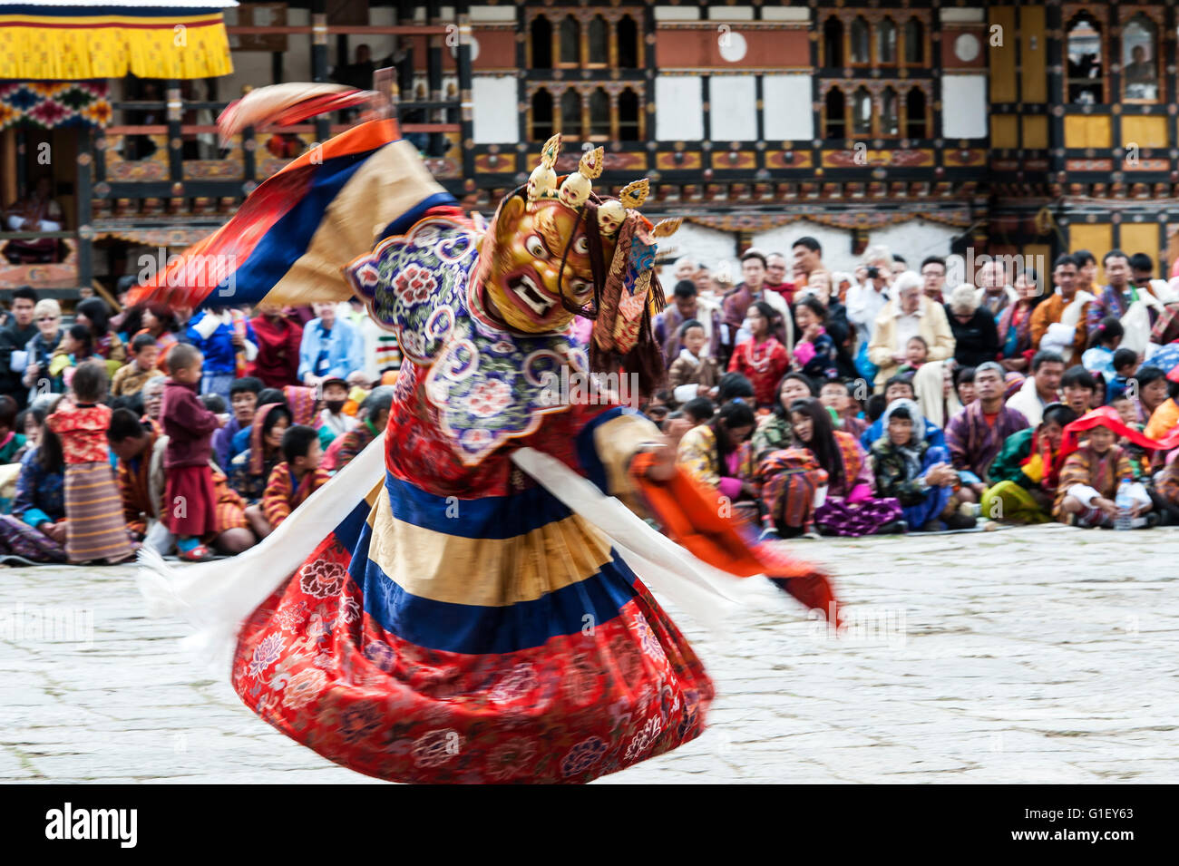 Danza de aterradoras deidades (Tungam) en Paro festival religioso Bhután Foto de stock