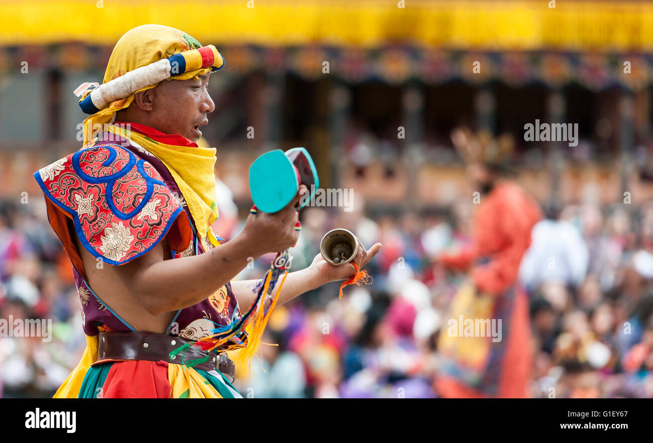Bailarines rindiendo al Paro festival religioso Bhután Foto de stock