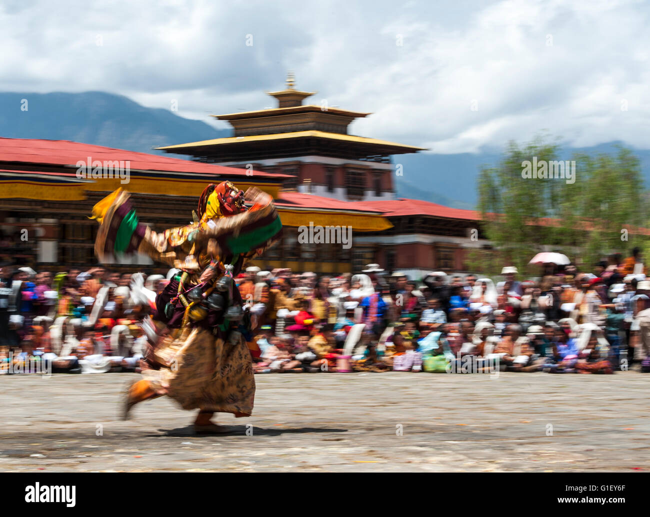 Danza de aterradoras deidades (Tungam) en Paro festival religioso Bhután Foto de stock