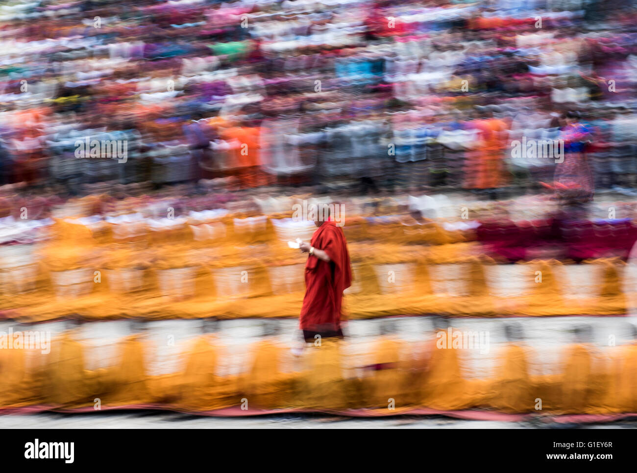 Monje budista llevando ofrendas durante la ceremonia en Paro festival religioso Bhután Foto de stock