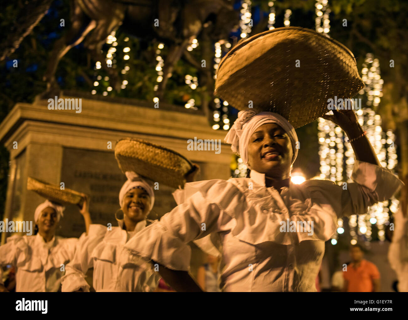 Bailarines tradicionales vestidas con trajes típicos de Cartagena de Indias Colombia Sudamérica Foto de stock