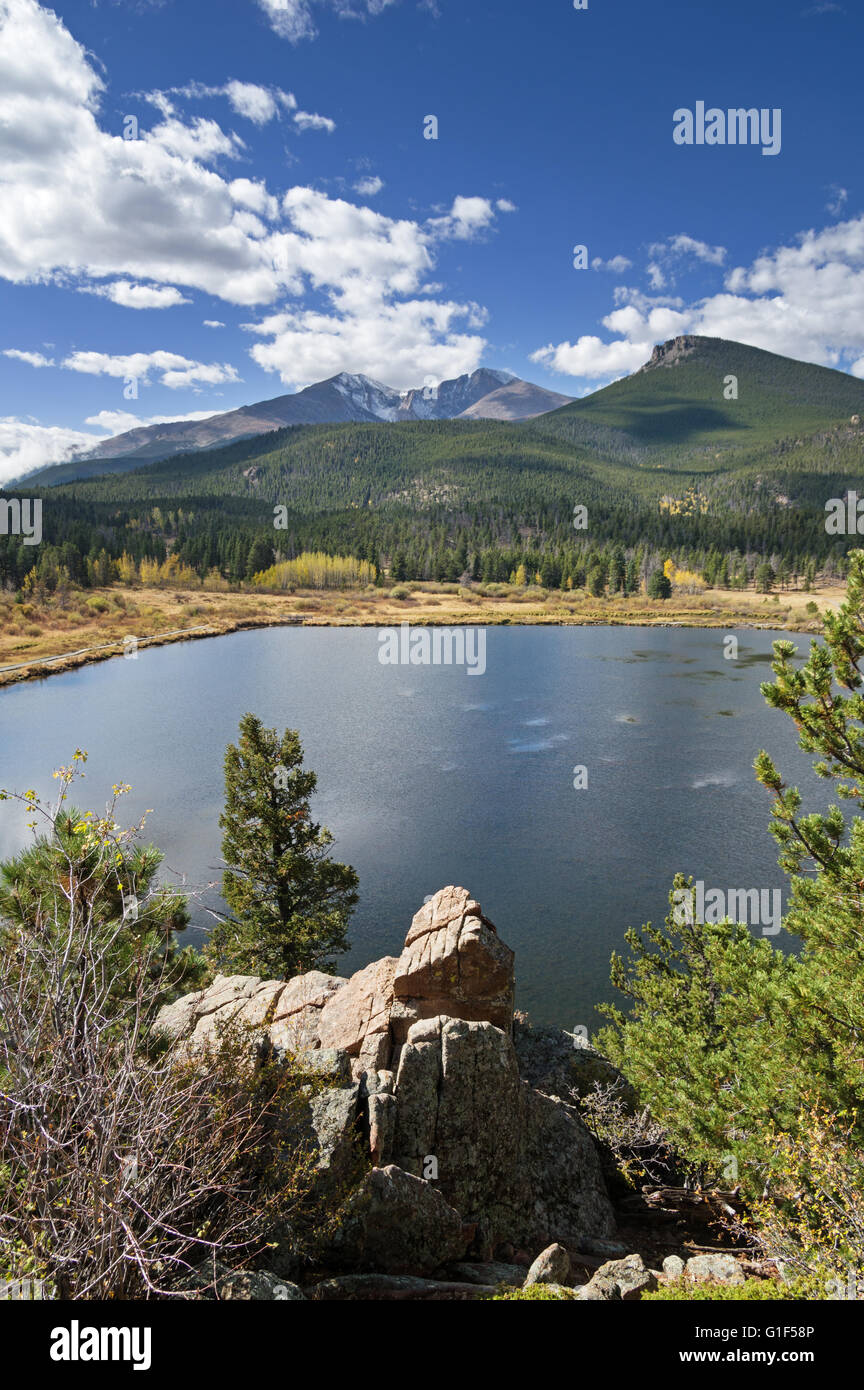 Imagen vertical de Lily Lago y Longs Peak en el Parque Nacional de las Montañas Rocosas de Colorado en el otoño Foto de stock