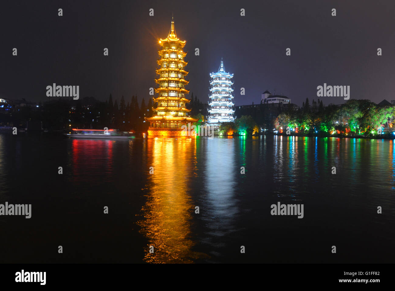 El Sol y la Luna, pagodas en Fir (Shanhu) Lago, Guilin, la Región Autónoma de Guangxi, China Foto de stock