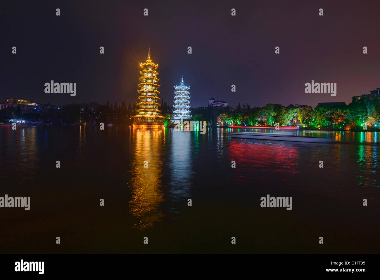 El Sol y la Luna, pagodas en Fir (Shanhu) Lago, Guilin, la Región Autónoma de Guangxi, China Foto de stock