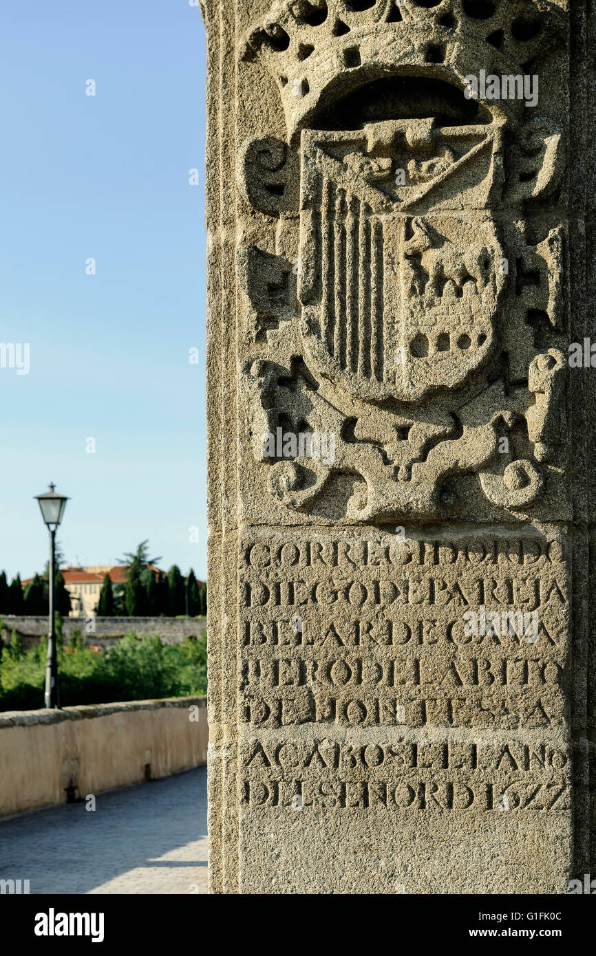 Marcador de piedra al final del puente romano sobre Río Tormes, Salamanca, Castilla y León, España. Foto de stock