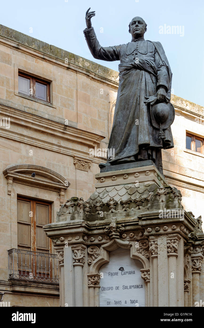 Estatua del Padre Camara, antiguo obispo de la ciudad de Salamanca,  Castilla y León, España, Europa Fotografía de stock - Alamy