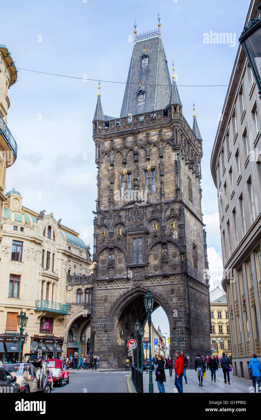 La torre de la Pólvora la puerta de la ciudad de Praga, República Checa Foto de stock