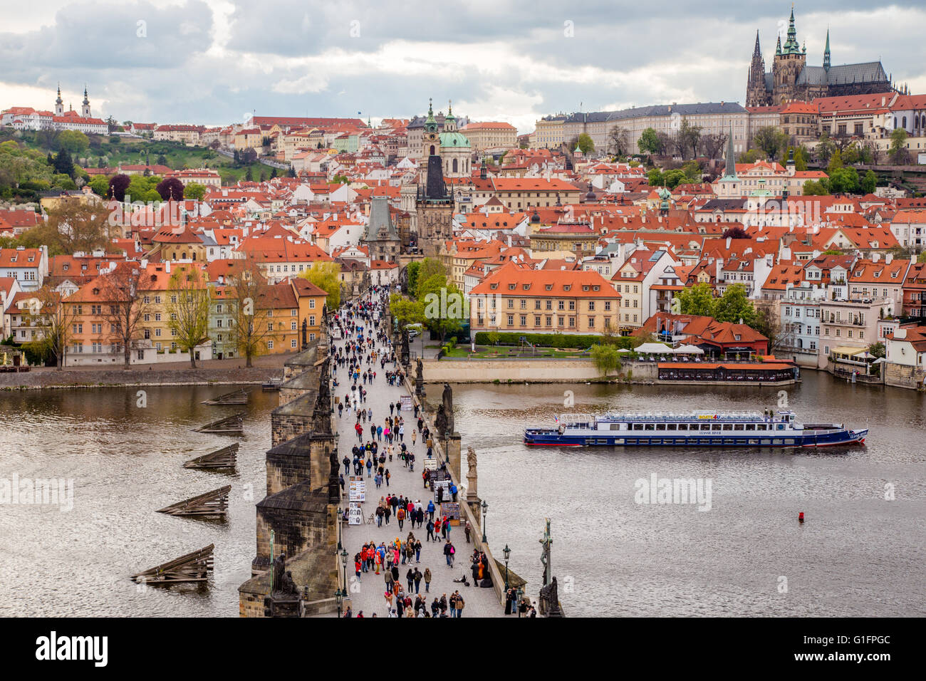 El Puente de Carlos, cruce el río de VLTAVA y la catedral de San Vito en Praga, República Checa Foto de stock