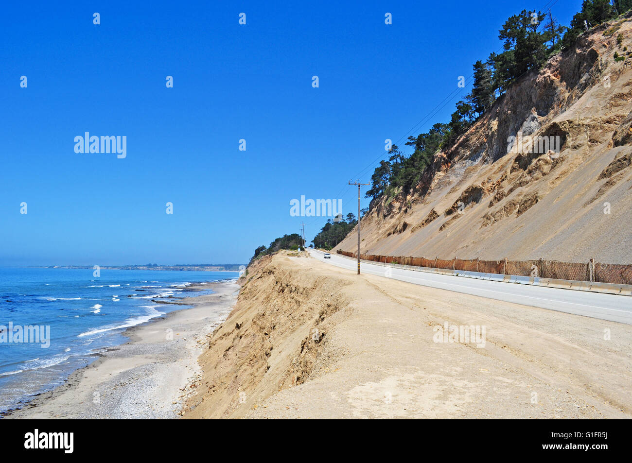 Eeuu: el Océano Pacífico y la carretera en la autopista 1 de Big Sur, una región de la Costa Central de California Foto de stock