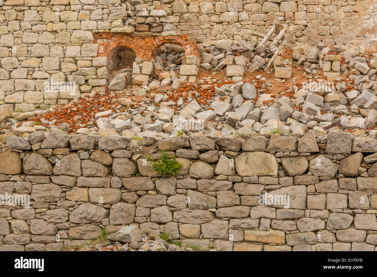 Muros de piedra seca con restos de arcos de ladrillo Foto de stock