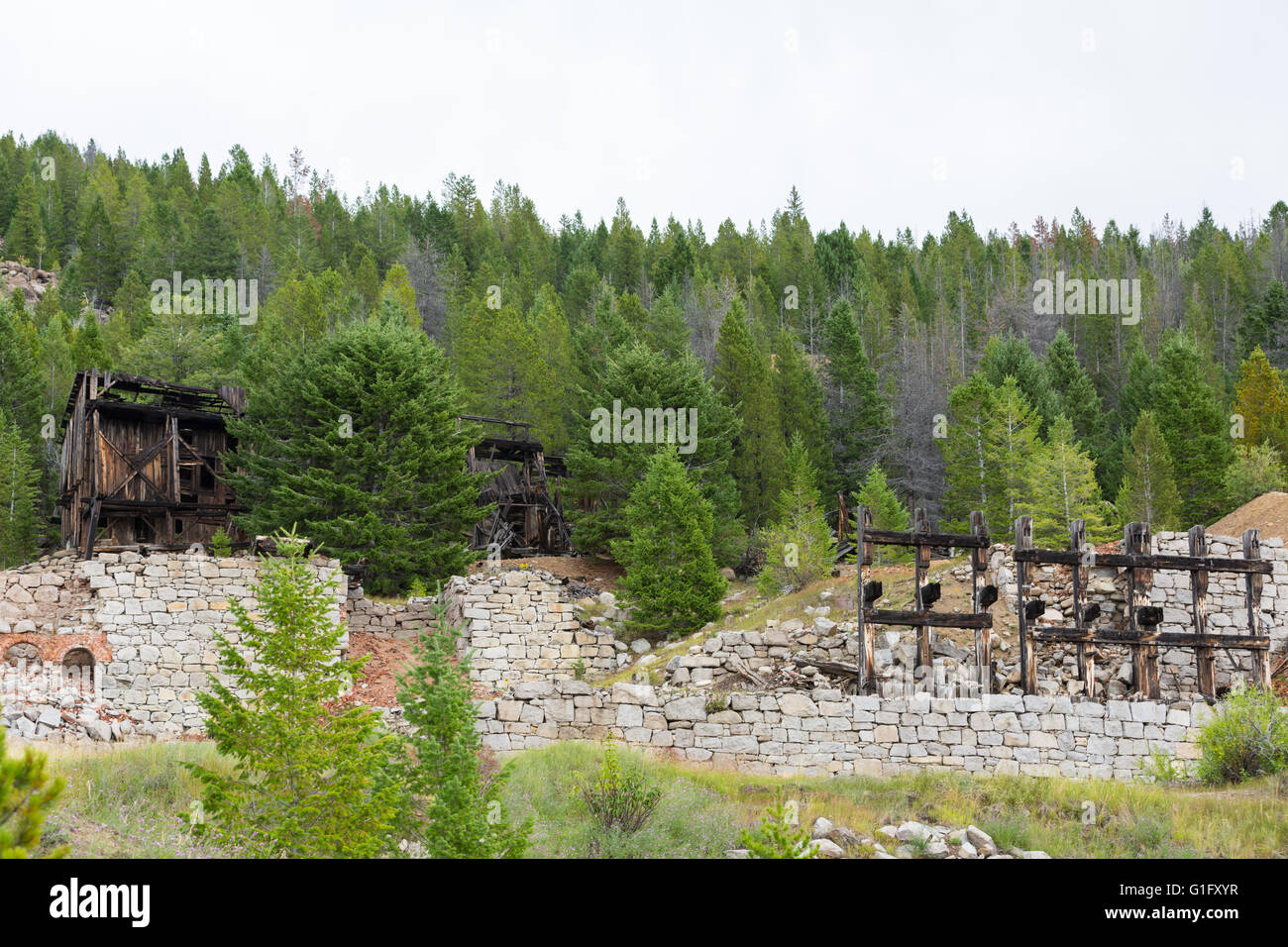 Las viejas estructuras, parte de una antigua explotación minera de plata Foto de stock