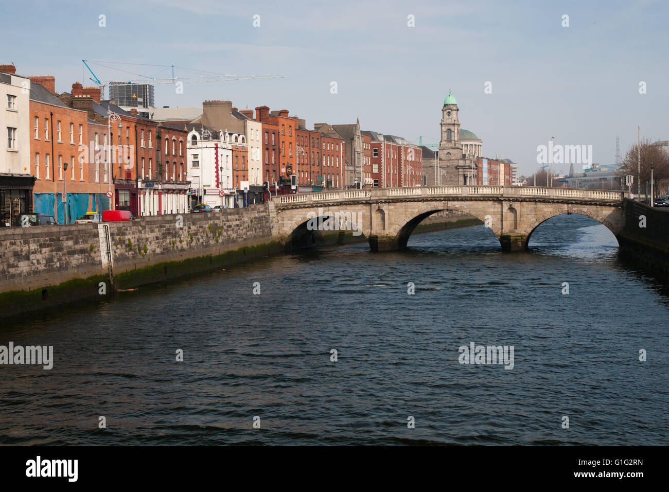 El horizonte de la ciudad de Dublín en Irlanda, Mellows Puente sobre el río Liffey, paisaje urbano Foto de stock