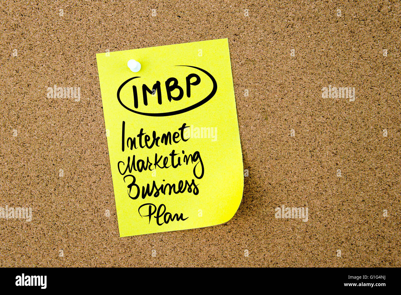 Acrónimo IMBP negocios Internet Marketing Plan de negocio escritas en papel amarillo nota fijada en tablero de corcho blanco con chincheta, copie el espacio disponible Foto de stock