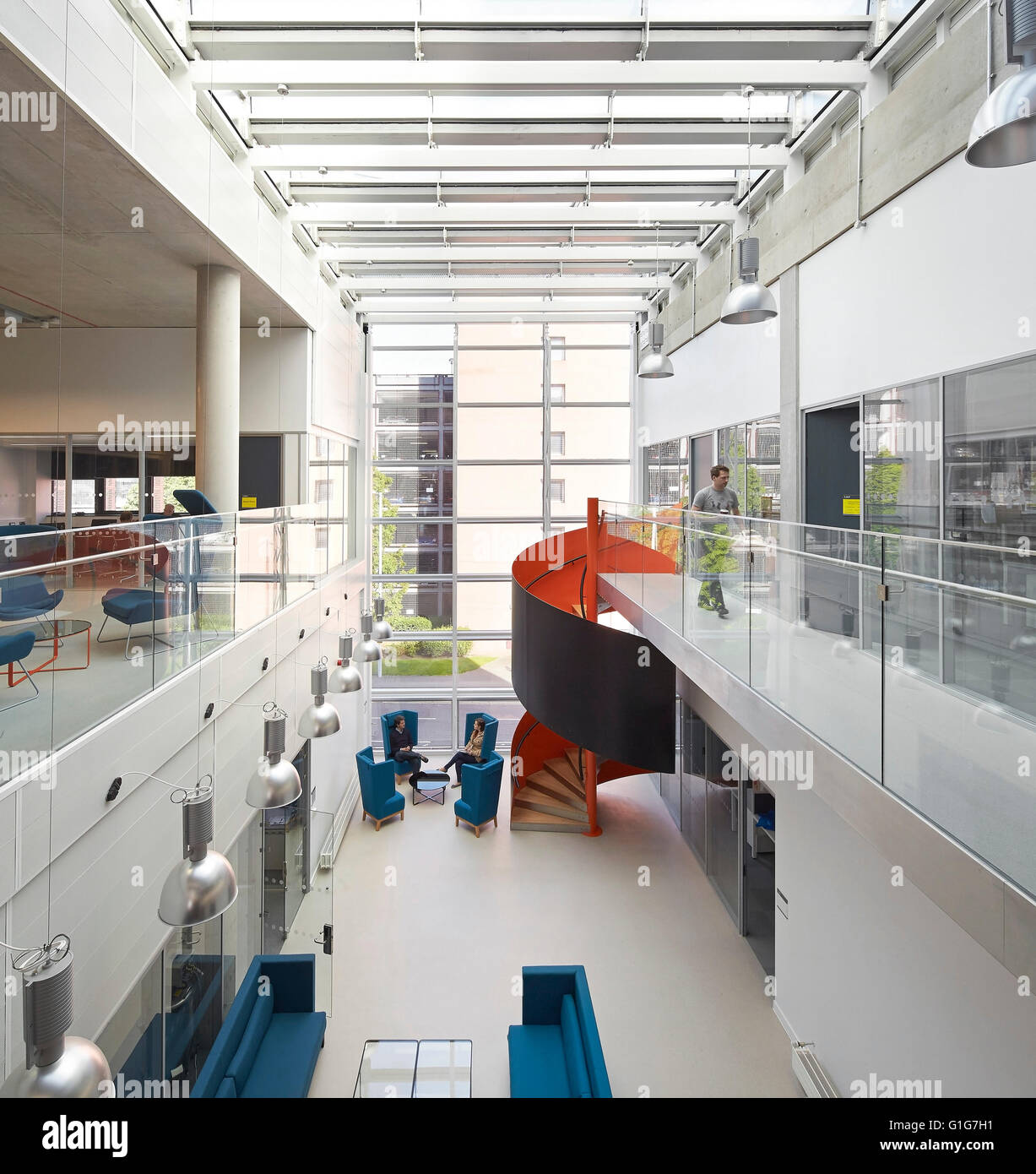 Vista elevada del foyer de altura completa y el salón de llegadas. El grafeno Institute de la Universidad de Manchester, Manchester, Reino Unido. Arquitecto: Jestico + Whiles, 2015. Foto de stock