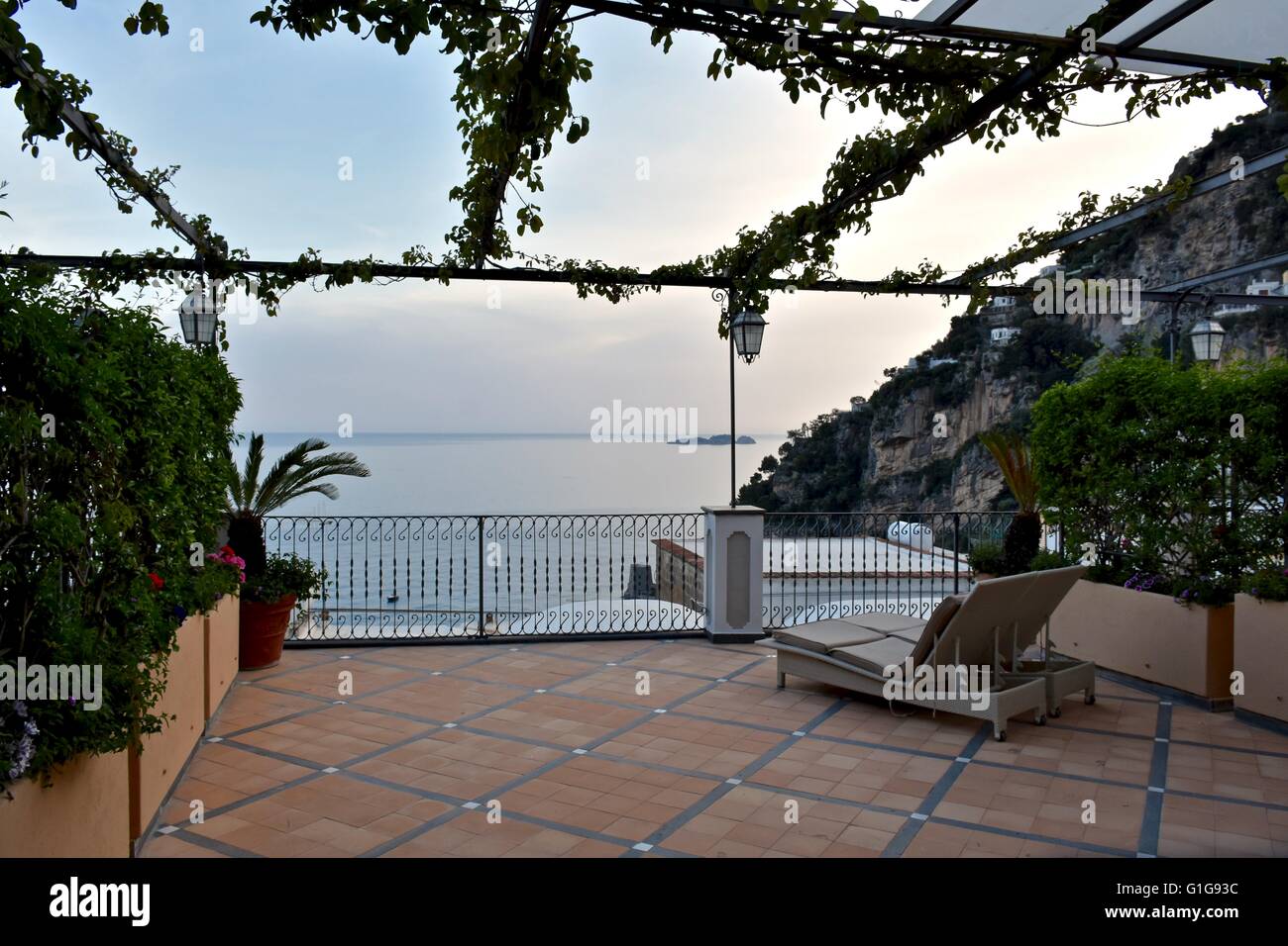 Un hermoso balcón con vistas a la ciudad costera de Positano, Italia Foto de stock