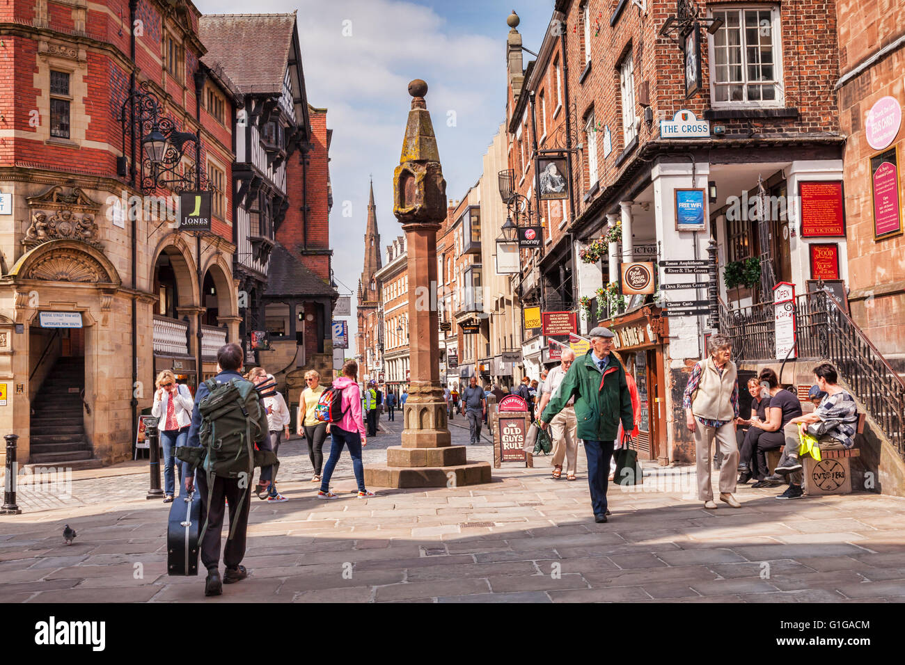 El Mercado Cross, en el concurrido centro de la ciudad de Chester, Cheshire, Inglaterra, Reino Unido. Foto de stock
