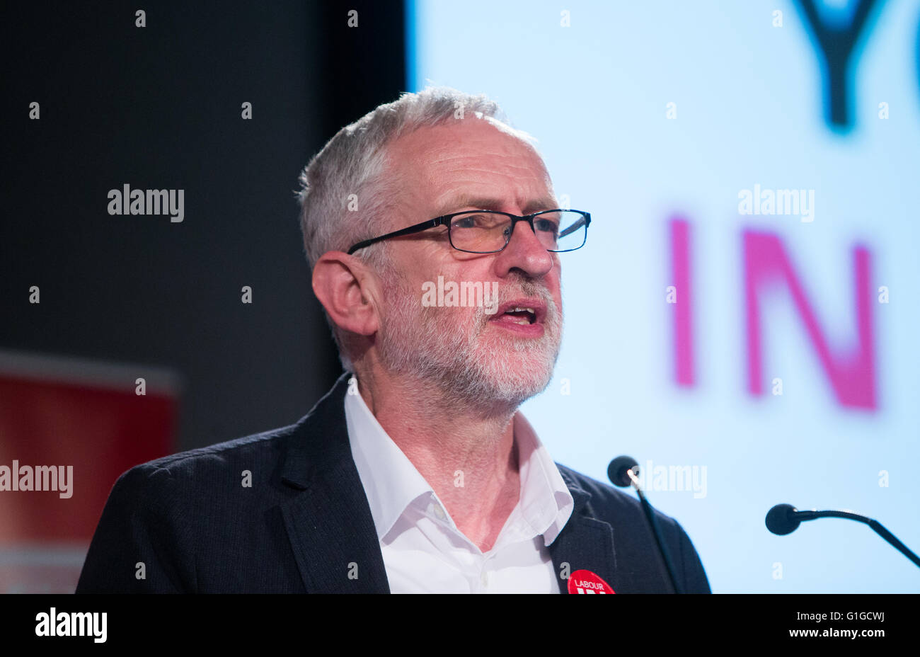 Líder laboral,Jeremy Corbyn,en una votación en la conferencia en Londres Foto de stock