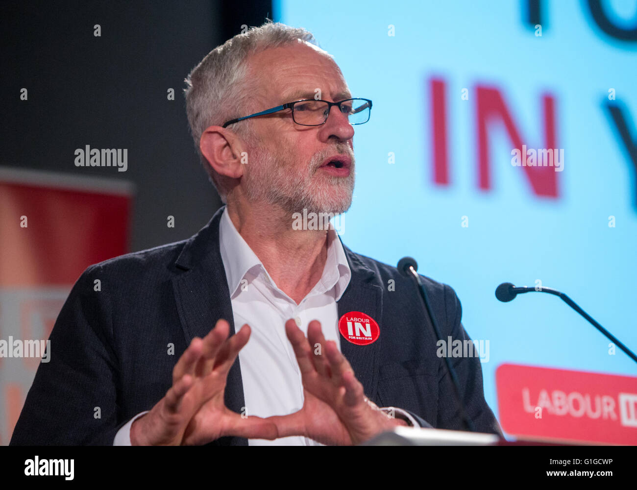Líder laboral,Jeremy Corbyn,en una votación en la conferencia en Londres Foto de stock
