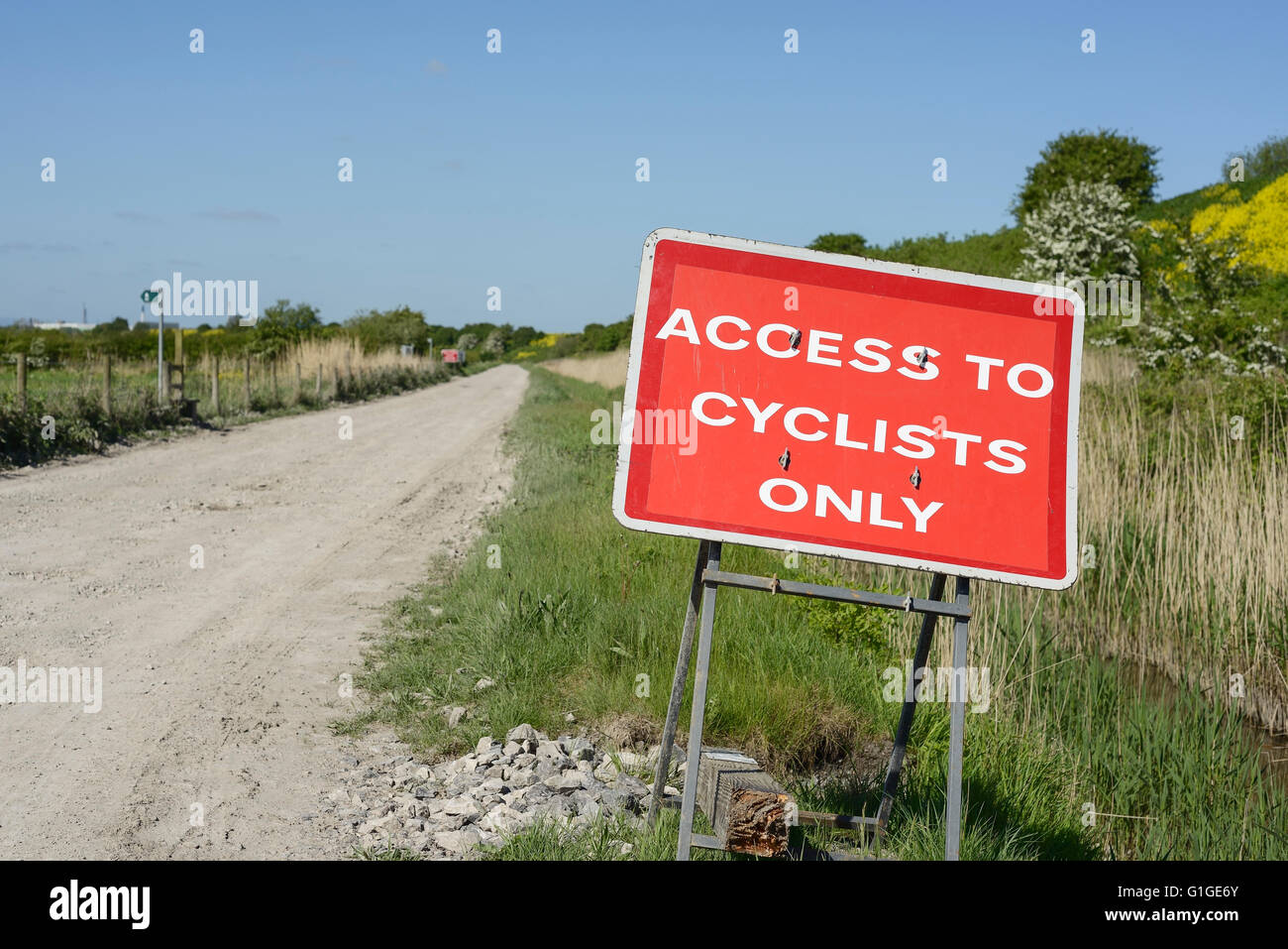 Firmar en un camino de acceso que indica el acceso a los ciclistas Foto de stock