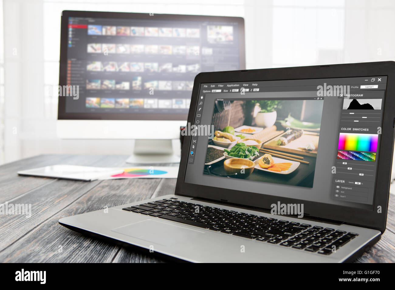Fotógrafo editor cámara portátil de diseño monitor pantalla fotográfica fotografía - stock image Foto de stock