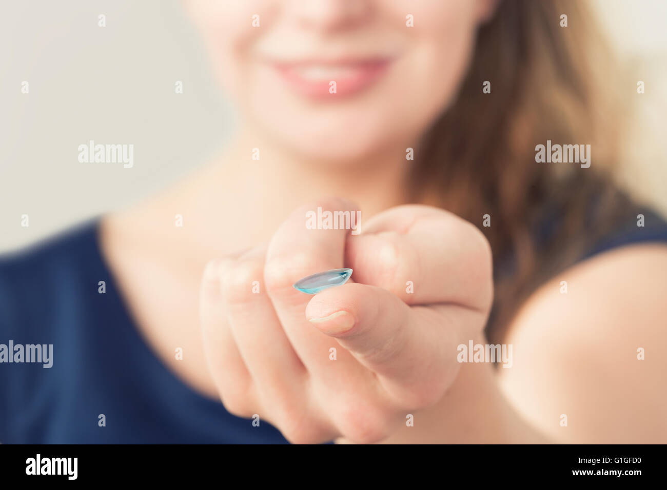 Mujer con gafas y lentes de contacto. Foto de stock