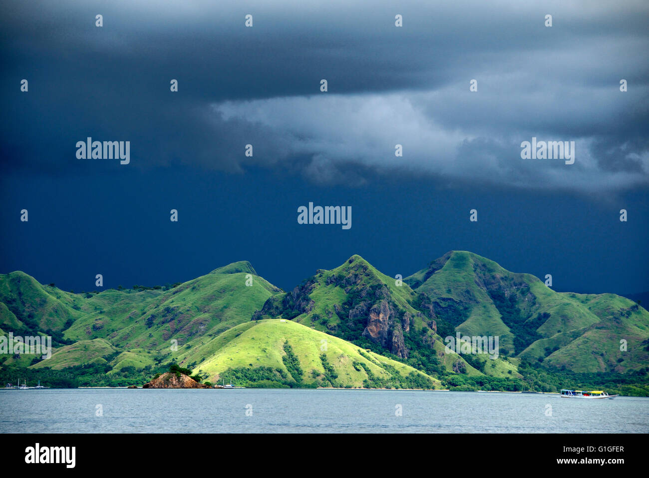 Nubes de tormenta sobre Flores Indonesia Foto de stock