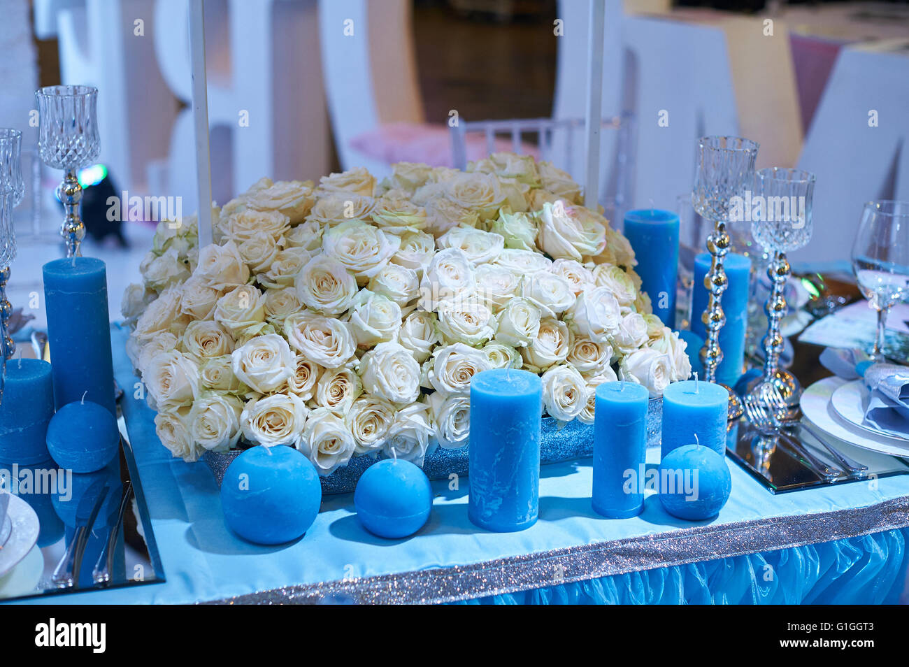 Juego de mesa para boda con velas y ramos de flores Foto de stock