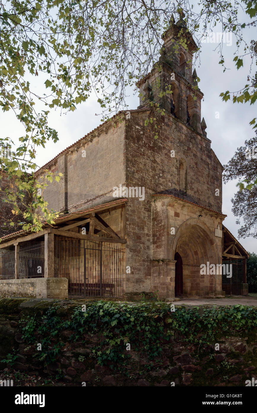 Iglesia románica de Nuestra Señora de la Asunción en el municipio de Santa Maria de Cayon, provincia de Cantabria, España. Foto de stock