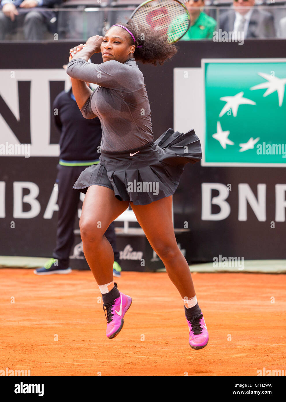 Serena Williams jugando en la final de singles mujeres en Roma en la BNL internationals de tenis 2016 Foto de stock