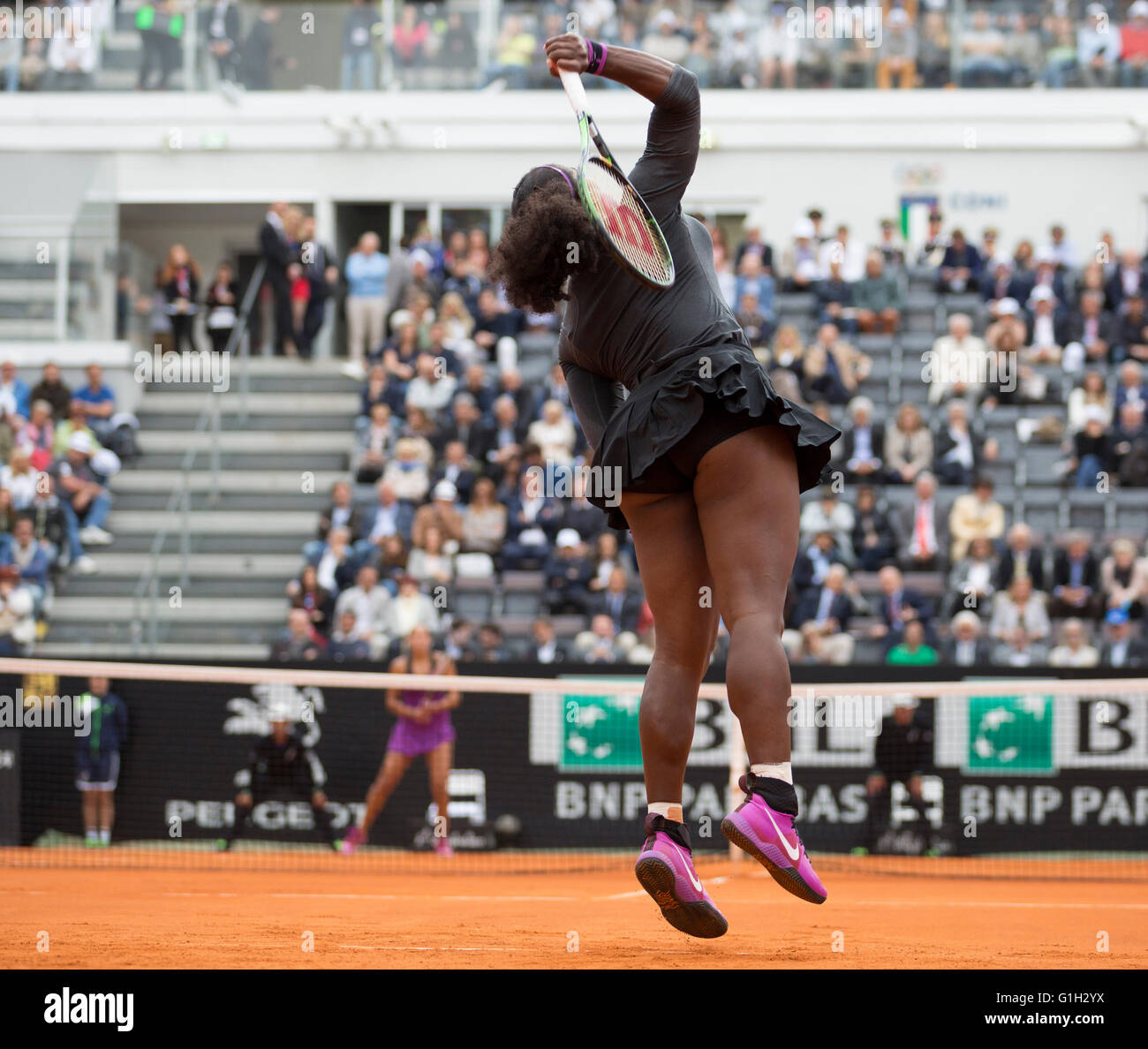 Serena Williams jugando en la final de singles mujeres en Roma en la BNL internationals de tenis 2016 Foto de stock