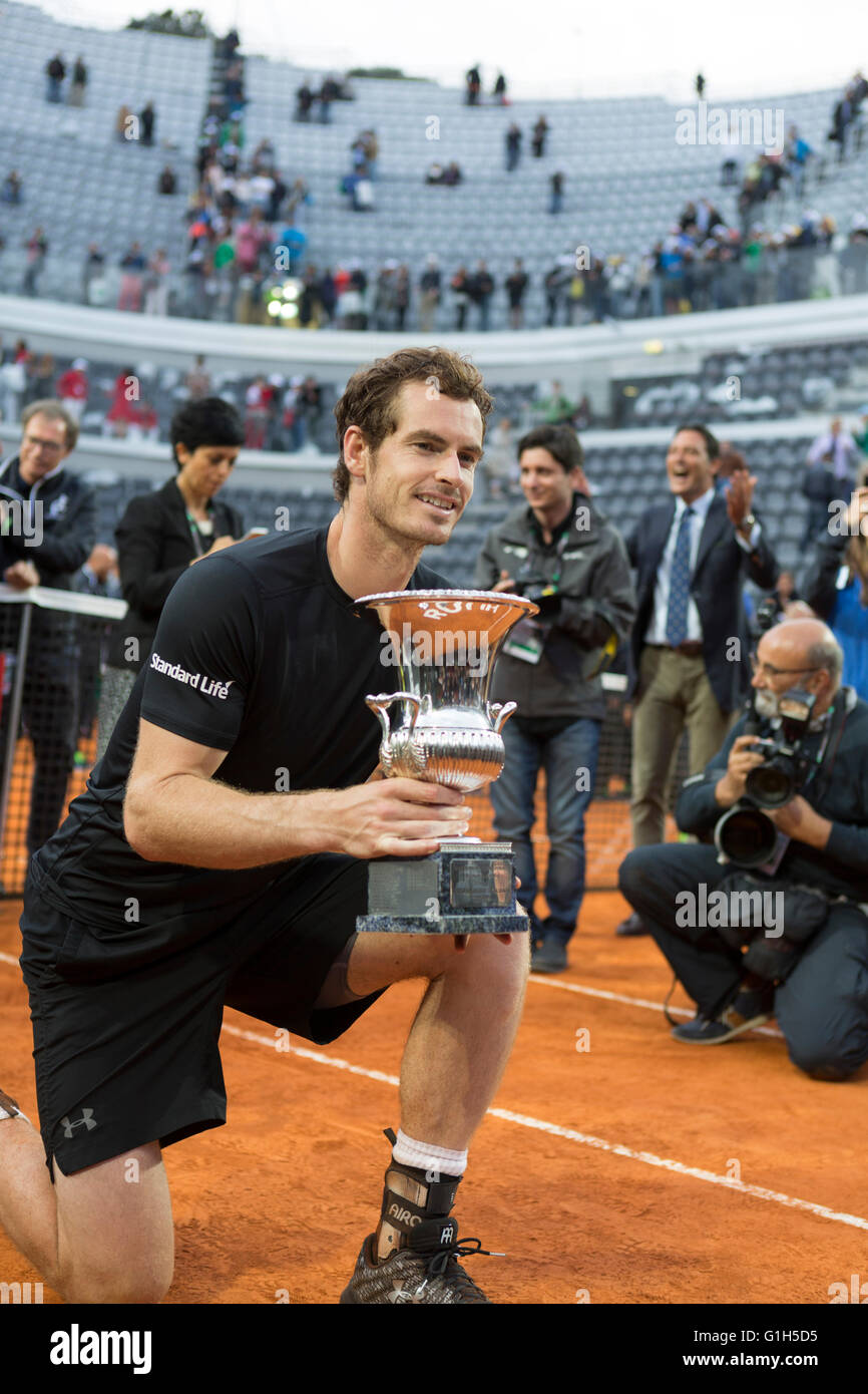 Roma, Italia. 15 Mayo, 2016. Andy Murray posa para los fotógrafos con el trofeo de hombres solteros internacionales de tenis de Roma Foto de stock