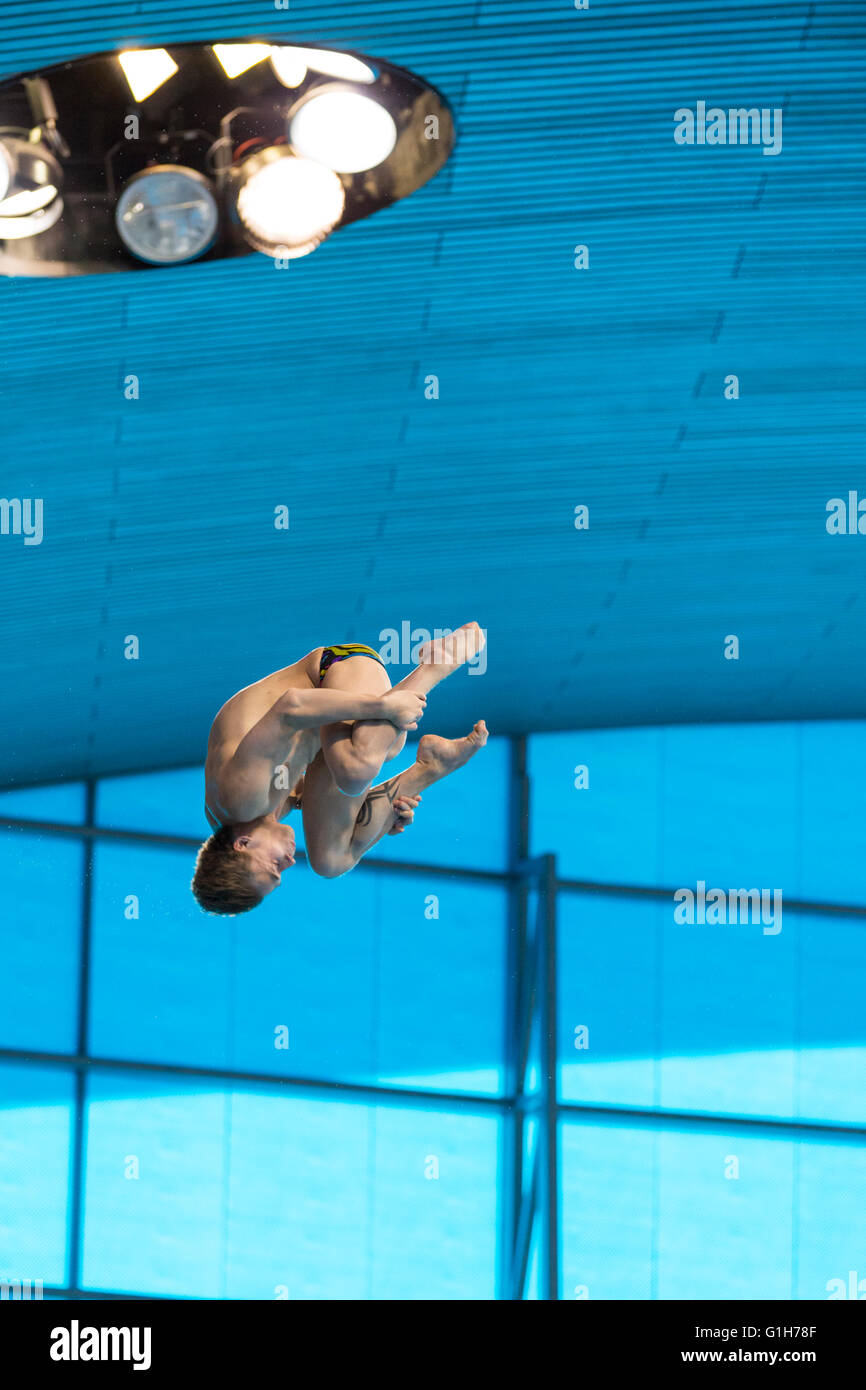 Aquatics Centre, Olympic Park, Londres, Reino Unido. El 15 de mayo de 2016. Nikita Shleikher en su primera vuelta hacia adentro 3-1/2 Volteretas Tuck de buceo. Británico Tom Daley gana el oro con 570.50 puntos, por delante de Victor Minibaev Desde Rusia con 424.60 puntos y un segundo ruso, Nikita Shleikher con 480.90 puntos en los Campeonatos de Europa LEN Aquatics. Crédito: Imageplotter noticias y deportes/Alamy Live News Foto de stock