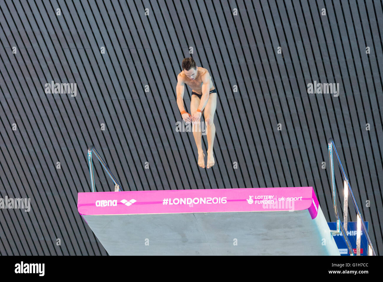 Aquatics Centre, Olympic Park, Londres, Reino Unido. El 15 de mayo de 2016. Británico Tom Daley en su cuarta ronda de avanzar 4-1/2 Volteretas Tuck de buceo. Posteriormente gana el oro con 570.50 puntos, por delante de Victor Minibaev Desde Rusia con 424.60 puntos y un segundo ruso, Nikita Shleikher con 480.90 puntos en los Campeonatos de Europa LEN Aquatics. Crédito: Imageplotter noticias y deportes/Alamy Live News Foto de stock