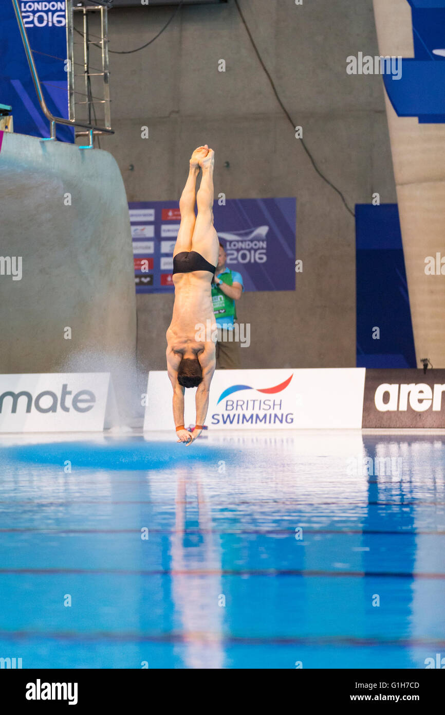 Aquatics Center, Olympic Park, Londres, Reino Unido. 15th de mayo de 2016. Brit Tom Daley entra en el agua después de su ronda de 4th hacia adelante 4-1/2 somersaults Tuck buceo. Más tarde gana oro con 570,50 puntos, por delante de Viktor Minibaev de Rusia con 424,60 puntos y un segundo ruso, Nikita Shleikher con 480,90 puntos en el Campeonato Europeo de Buceo, LEN European Aquatics Championships, Londres, Reino Unido. Crédito: Imageplotter News y Deportes/Alamy Live News Foto de stock