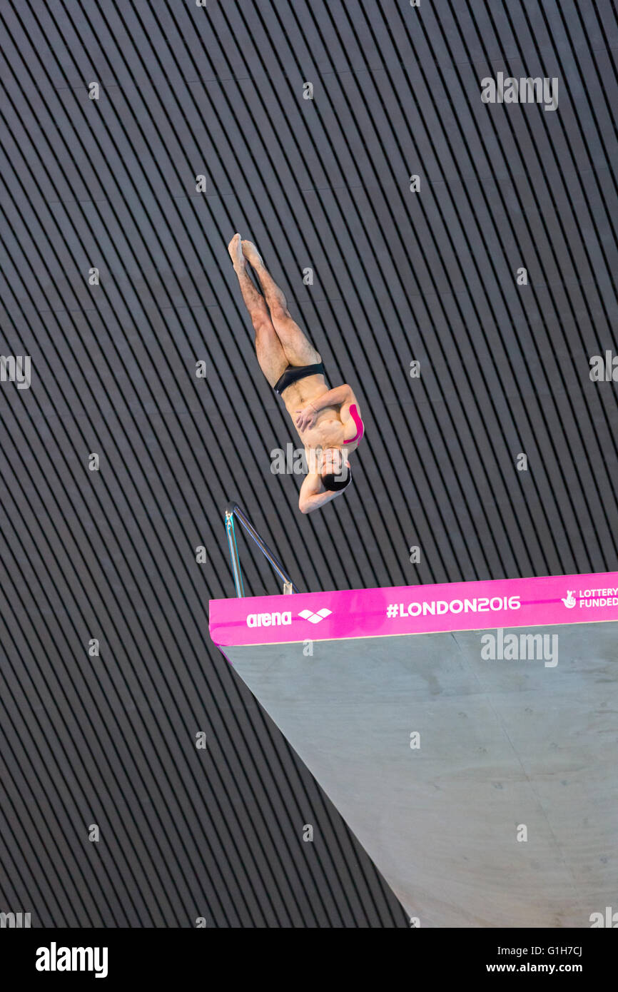 Aquatics Centre, Olympic Park, Londres, Reino Unido. El 15 de mayo de 2016. Lev armenio Serzh Sargsyan durante su quinta ronda 2-1/2 a 2-1/2 giros volteretas Pike de buceo. Británico Tom Daley gana el oro con 570.50 puntos, por delante de Victor Minibaev Desde Rusia con 424.60 puntos y un segundo ruso, Nikita Shleikher con 480.90 puntos en los Campeonatos de Europa LEN Aquatics. Crédito: Imageplotter noticias y deportes/Alamy Live News Foto de stock