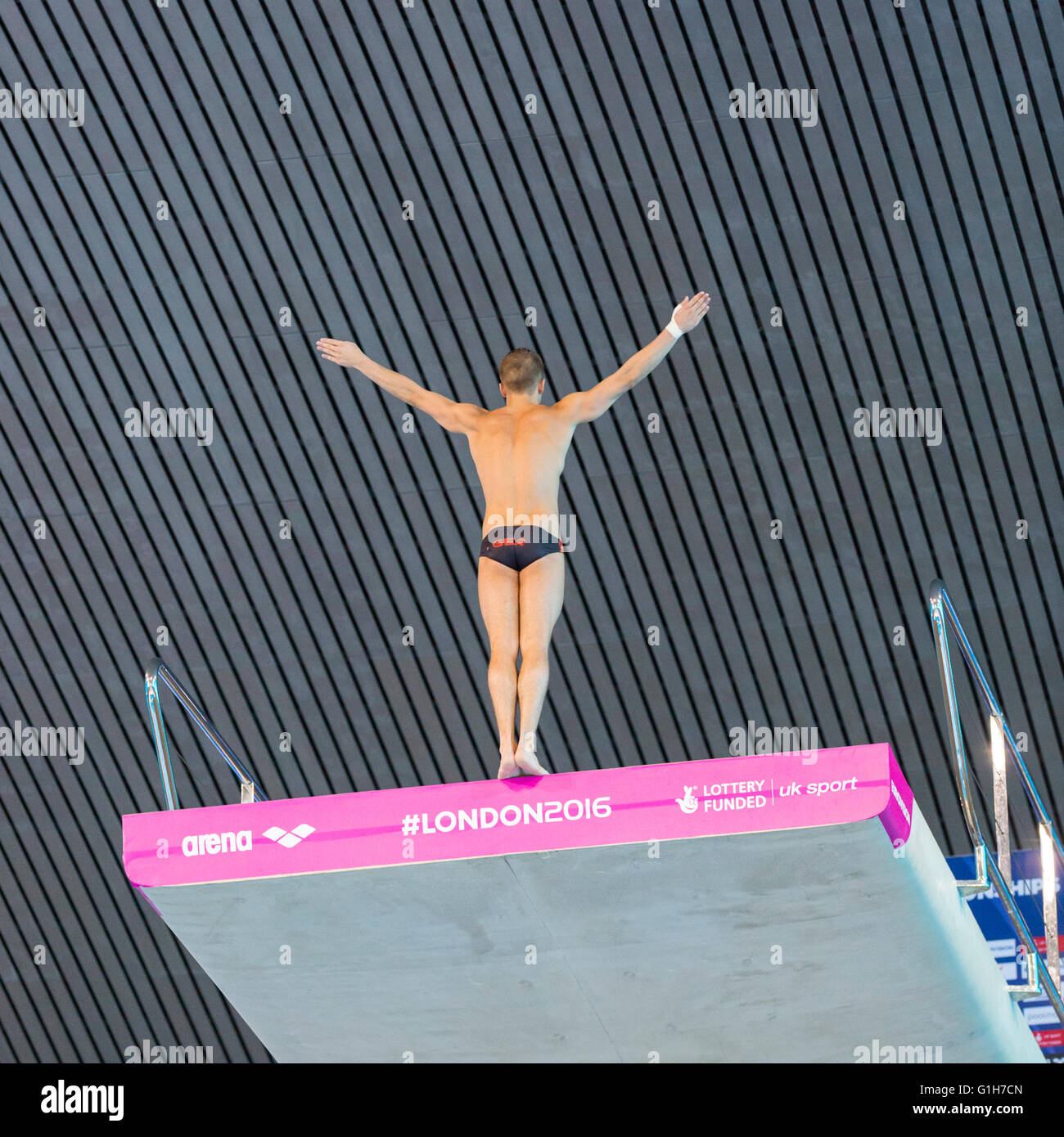 Aquatics Center, Olympic Park, Londres, Reino Unido. 15th de mayo de 2016. Alemán Timo Barthel preparando su inmersión en la plataforma 10m. Brit Tom Daley gana oro con 570,50 puntos, por delante de Viktor Minibaev de Rusia con 424,60 puntos y un segundo ruso, Nikita Shleikher con 480,90 puntos en el Campeonato Europeo de Acuáticos LEN. Crédito: Imageplotter News y Deportes/Alamy Live News Foto de stock