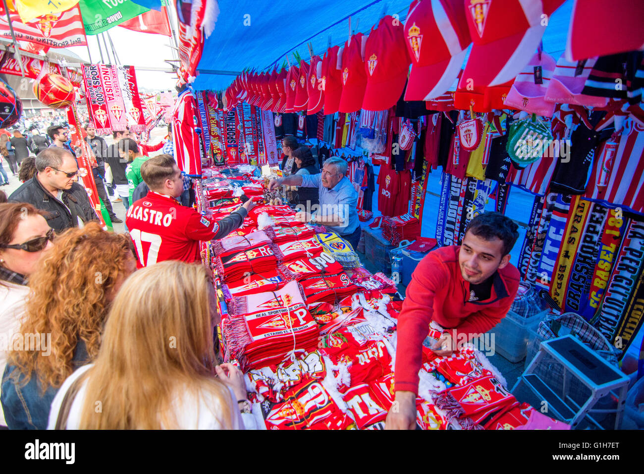 España. El 15 de mayo, 2016. Bufandas del Sporting de Gijón y Villareal CF en un almacén después del comienzo del fútbol de la última ronda de la