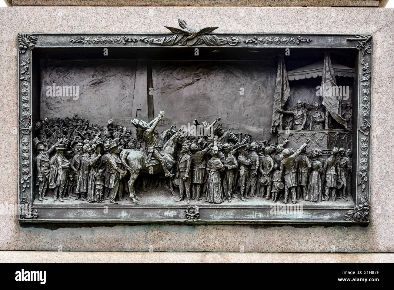 Panel de socorro, Daniel Webster estatua, Scott Circle, Washington DC Foto de stock