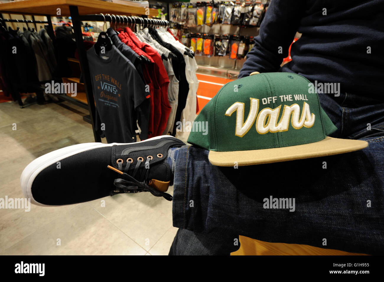 Camionetas, ropa, tiendas, grandes almacenes, el Corte Ingles,Malaga  Fotografía de stock - Alamy