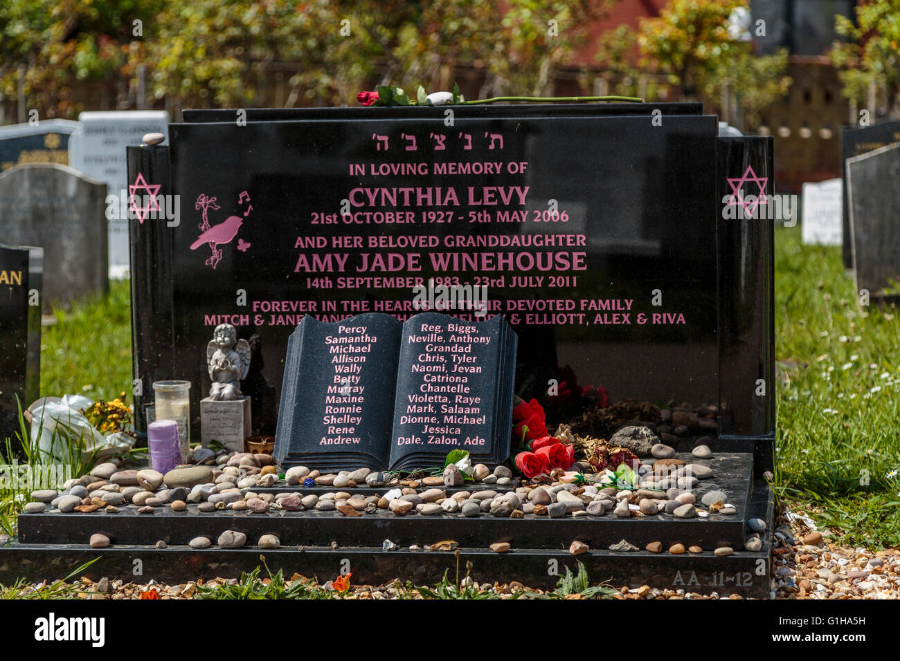 La tumba del difunto cantante y compositora británica Amy Winehouse