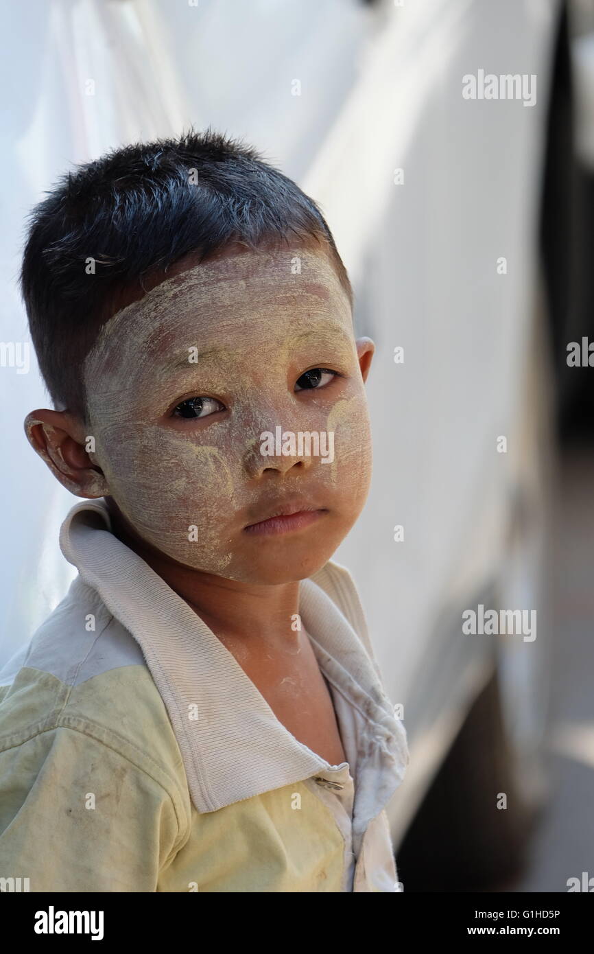 Thanaka - protección de la piel - Myanamar Foto de stock