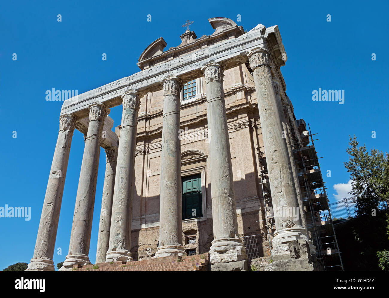 Templo de Antonino y Faustina (Tempio di Antonino e Faustina) en el Foro Romano, Roma, Italia