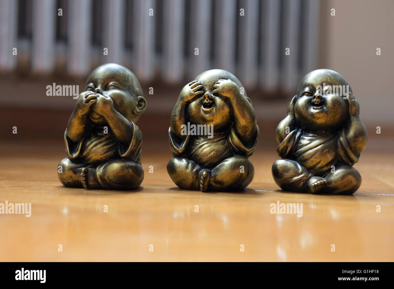 Tres Sabios Buda vea Escuchar no hablan mal de la estatua en el suelo  Fotografía de stock - Alamy