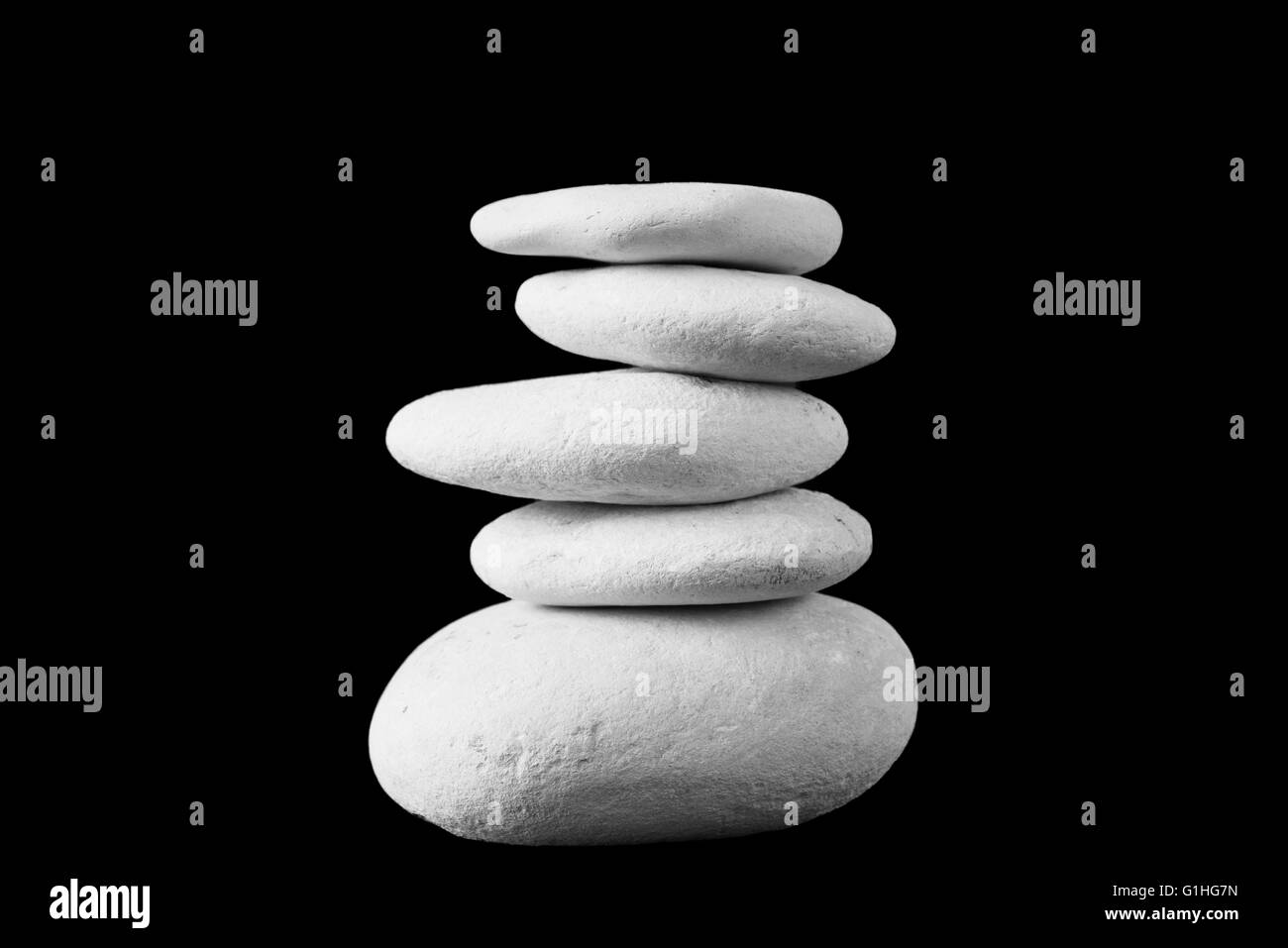 Concepto de equilibrio piedras Zen en un fondo negro Foto de stock