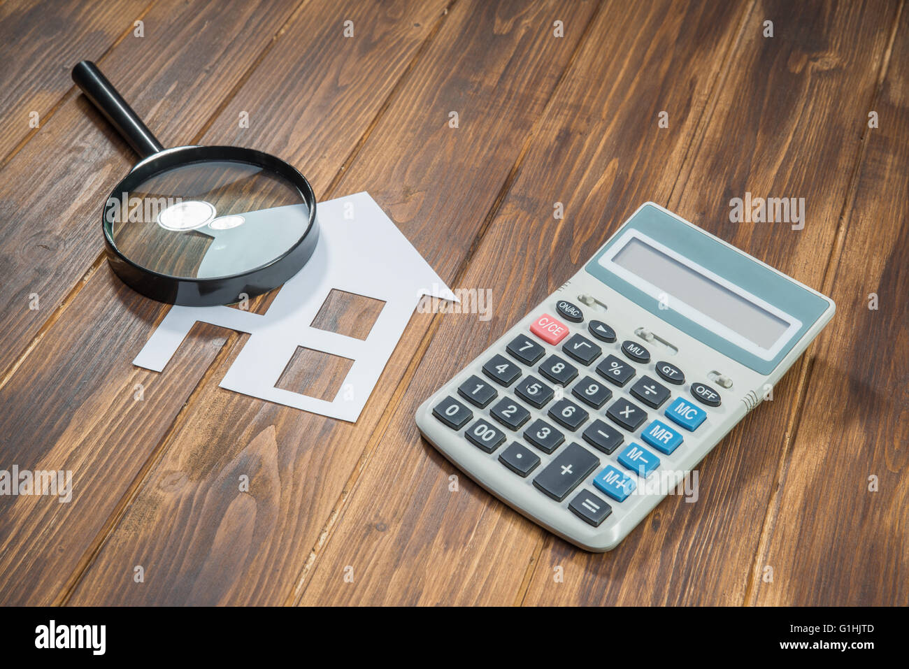 Comprar casa Hipoteca cálculos, calculadora con la Lupa buscando Foto de stock