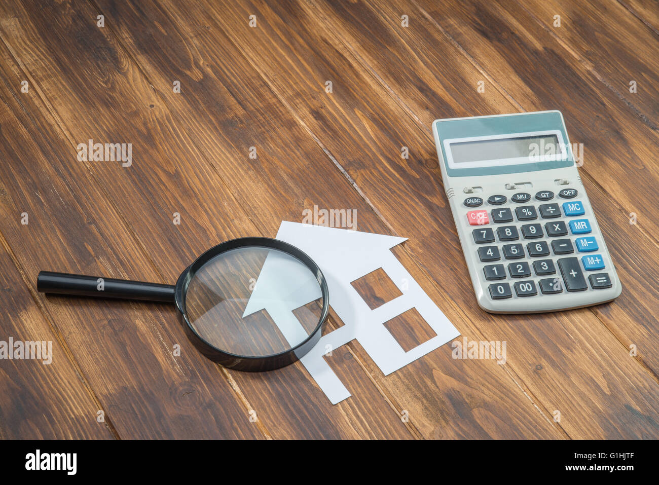 Comprar casa Hipoteca cálculos, calculadora con la Lupa buscando Foto de stock